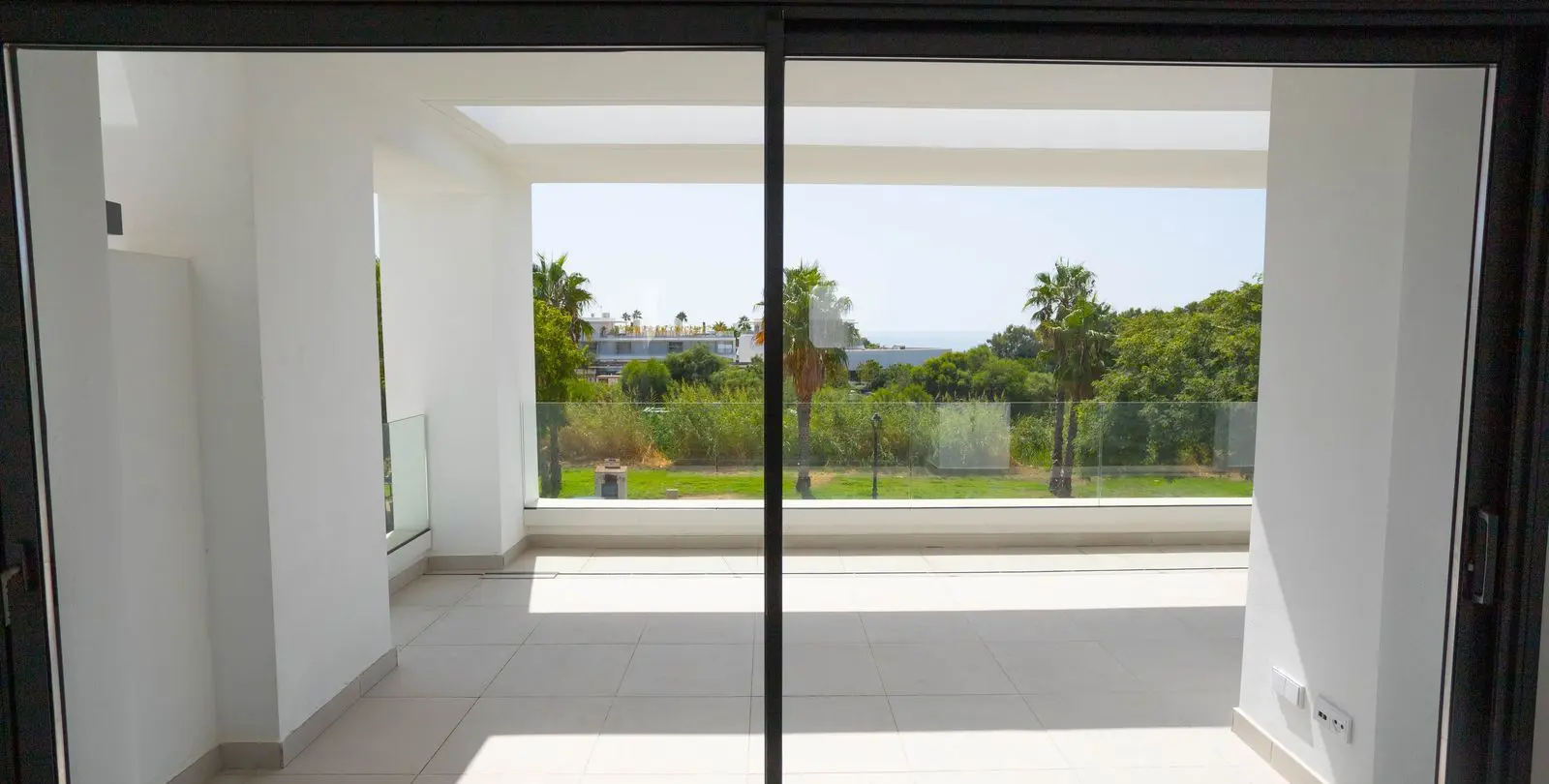 Venta de apartamento en planta media en Estepona 9