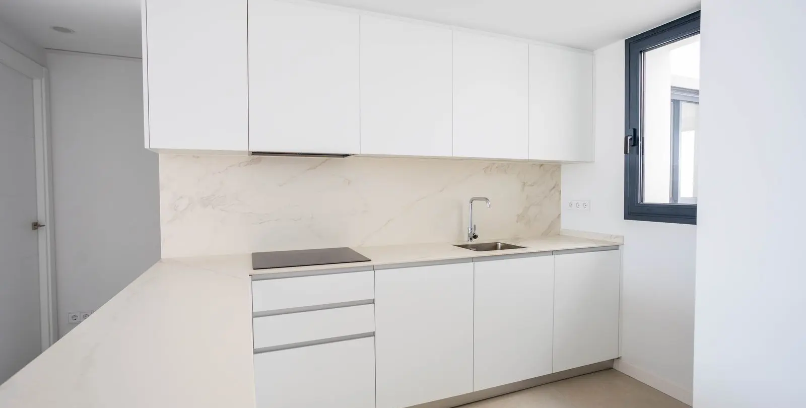 Venta de apartamento en planta media en Estepona 10
