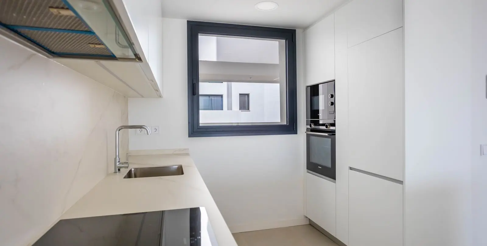 Venta de apartamento en planta media en Estepona 12