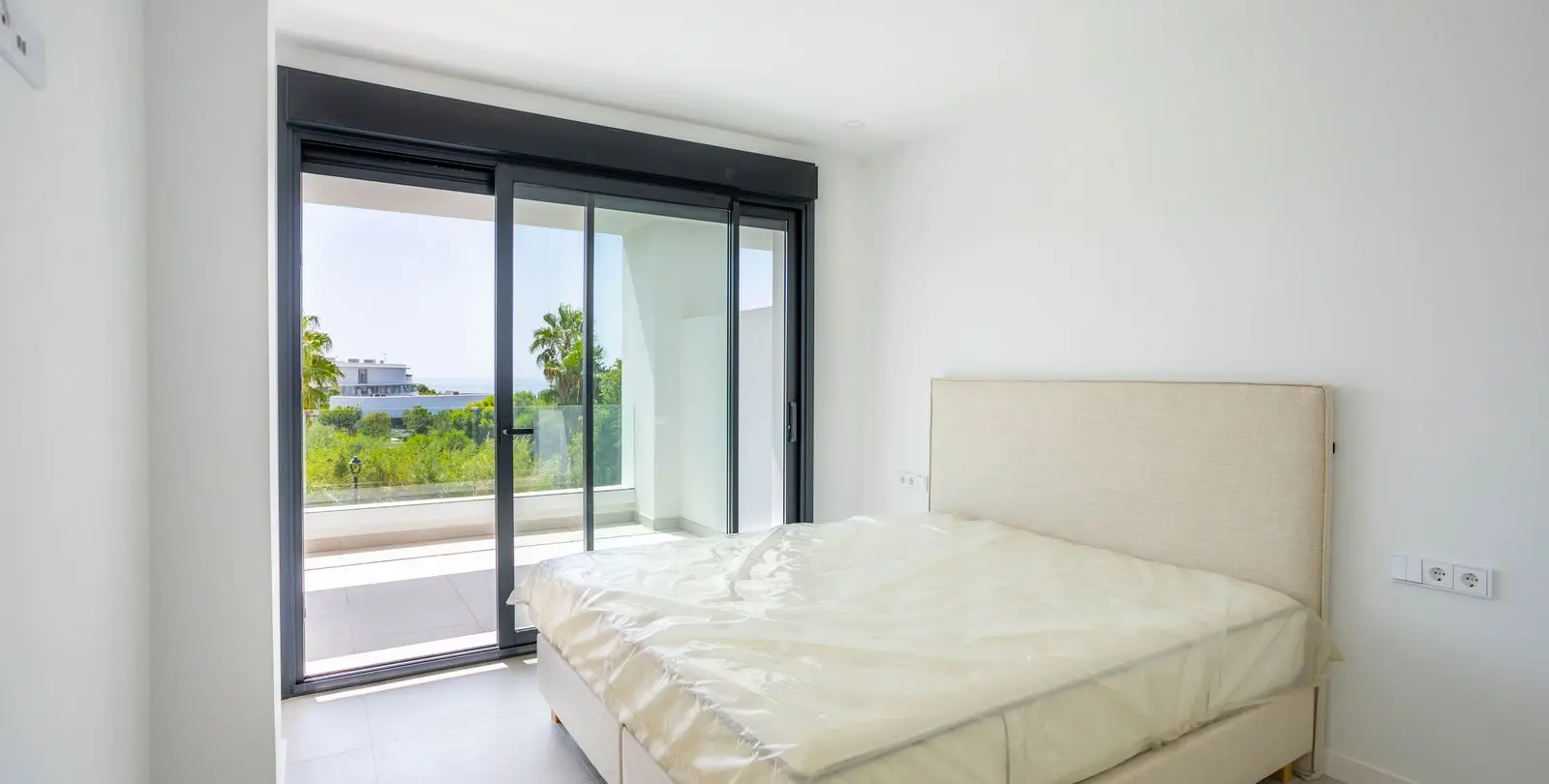 Venta de apartamento en planta media en Estepona 13
