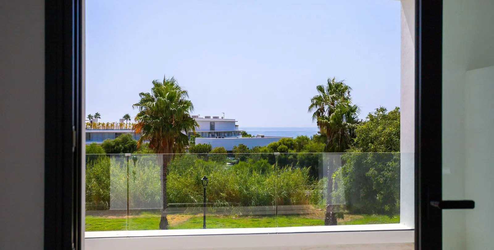Venta de apartamento en planta media en Estepona 14