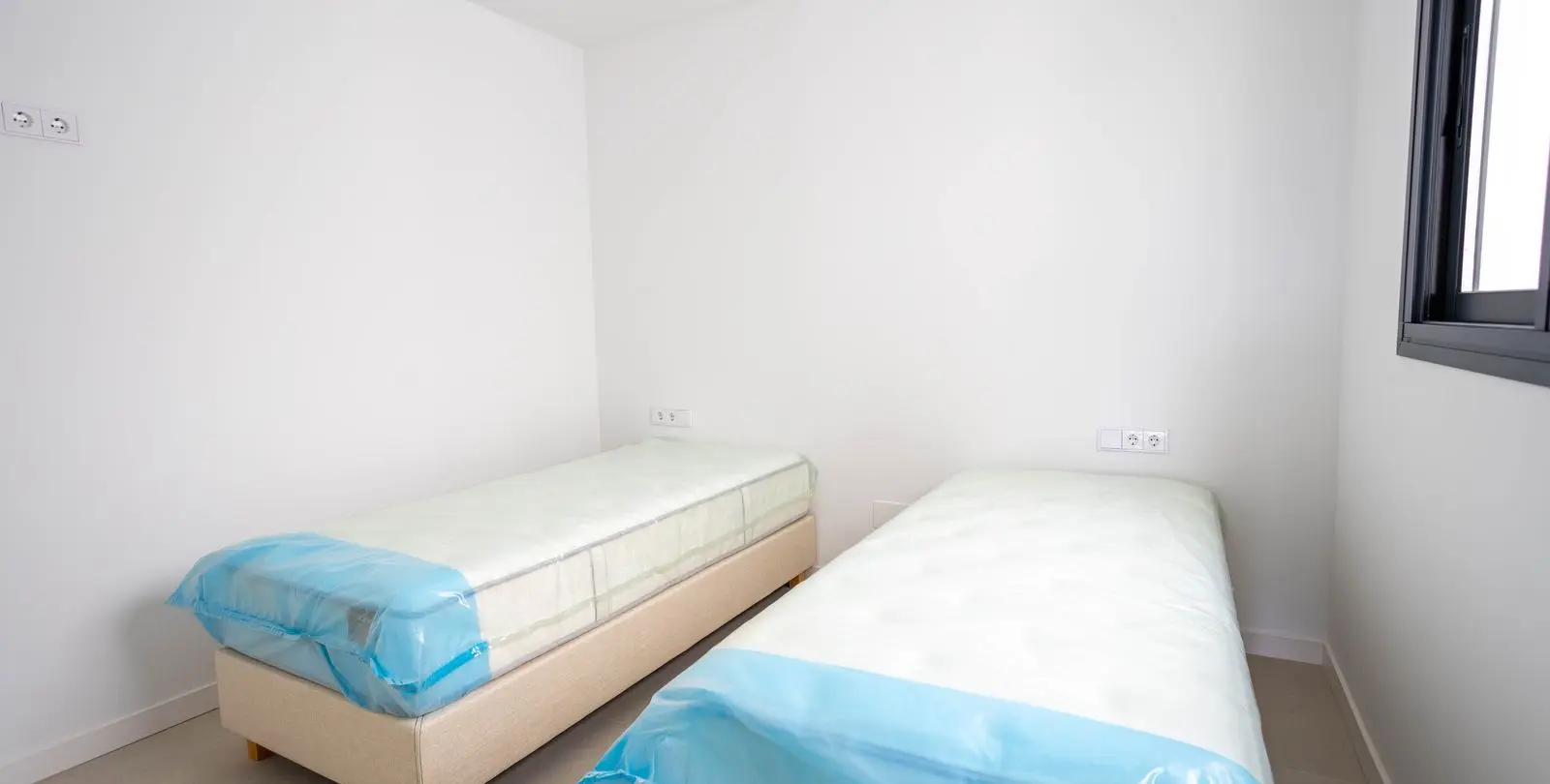 Venta de apartamento en planta media en Estepona 16