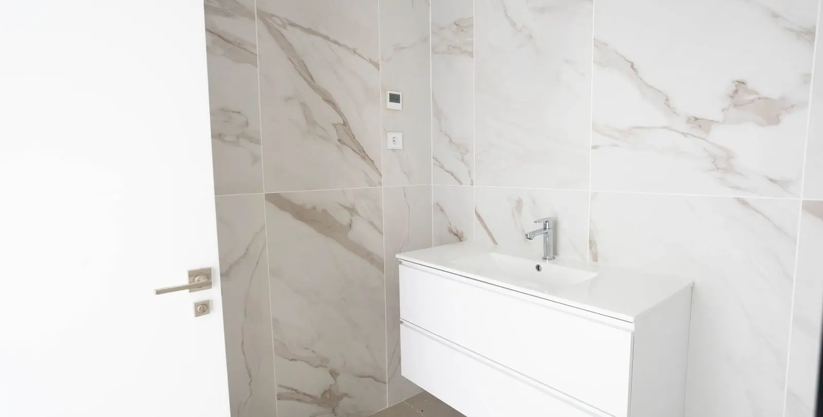 Venta de apartamento en planta media en Estepona 18