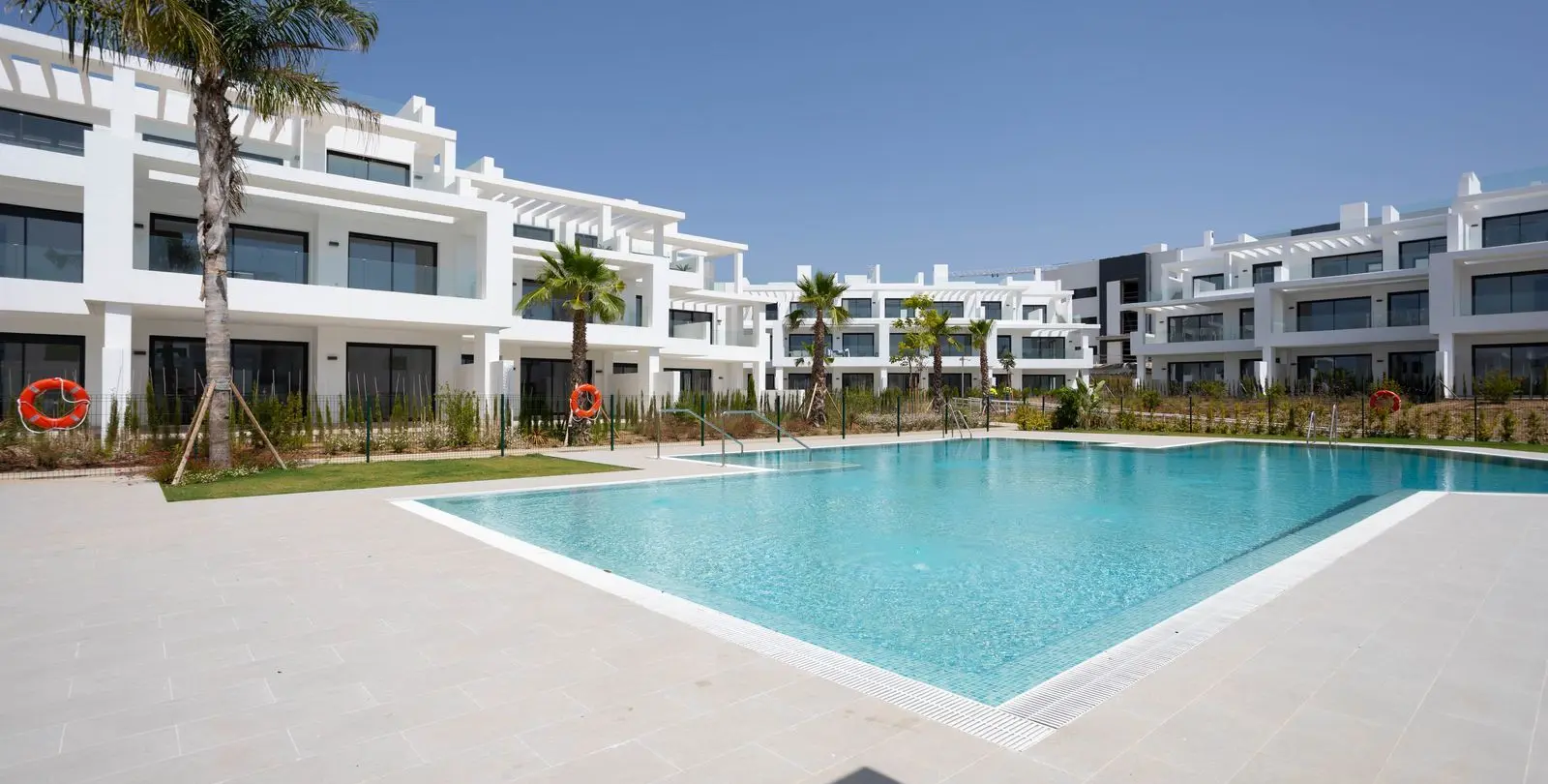 Venta de apartamento en planta media en Estepona 24
