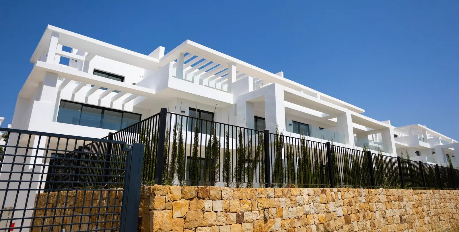 Venta de apartamento en planta media en Estepona 26