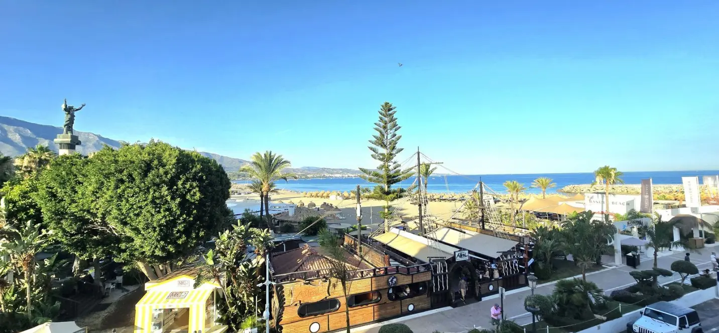 Sale of middle floor apartment in Puerto Banús 0