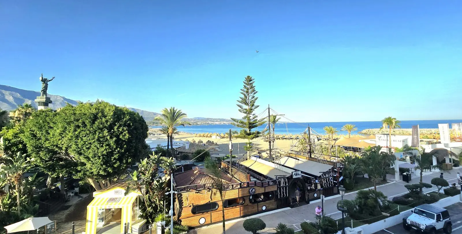 Venta de apartamento en planta media en Puerto Banús 1