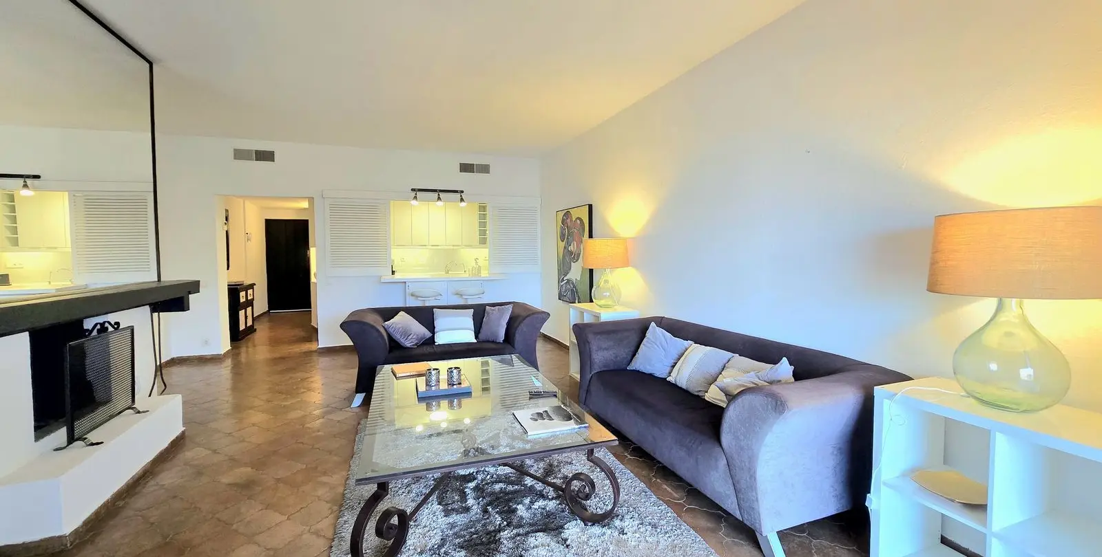 Venta de apartamento en planta media en Puerto Banús 3
