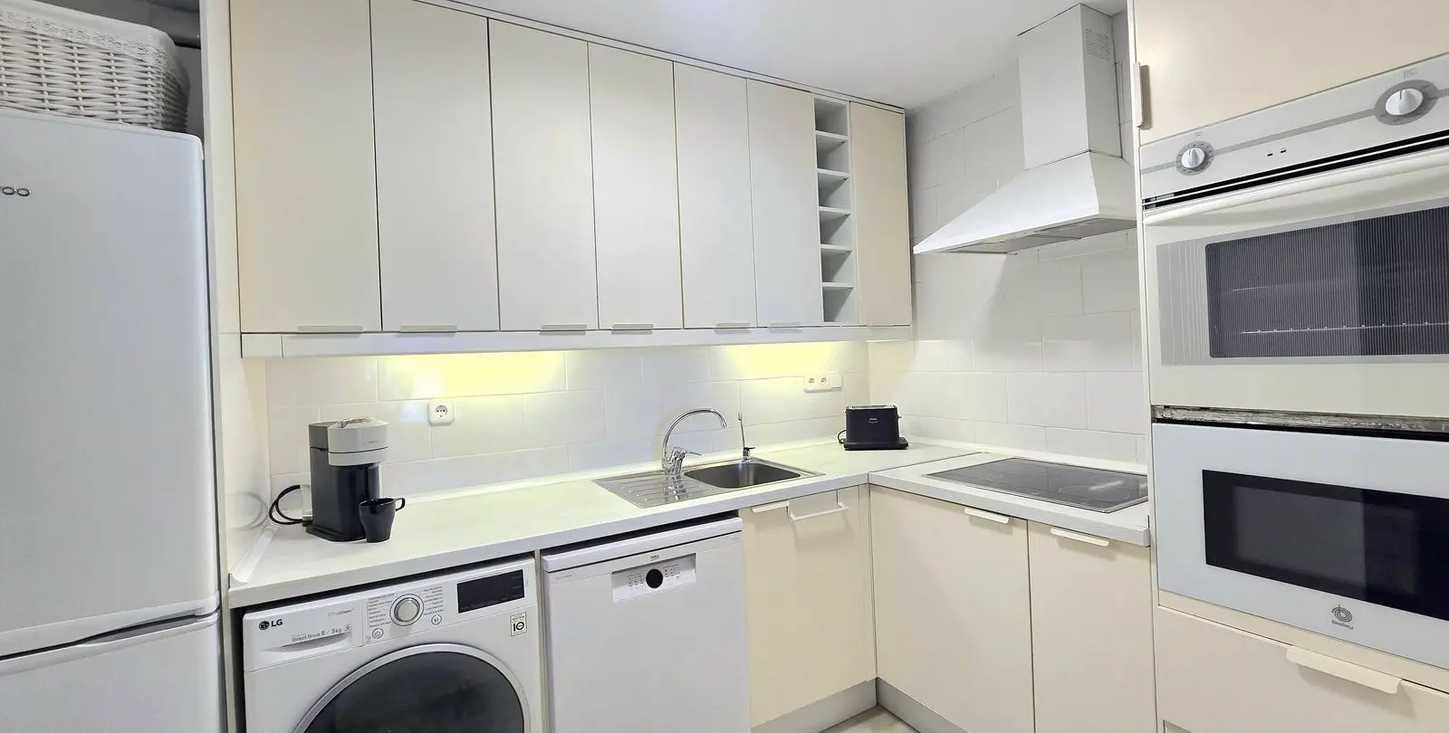 Venta de apartamento en planta media en Puerto Banús 7