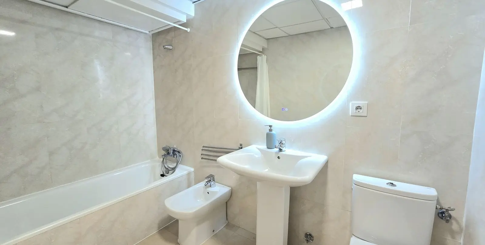 Venta de apartamento en planta media en Puerto Banús 12