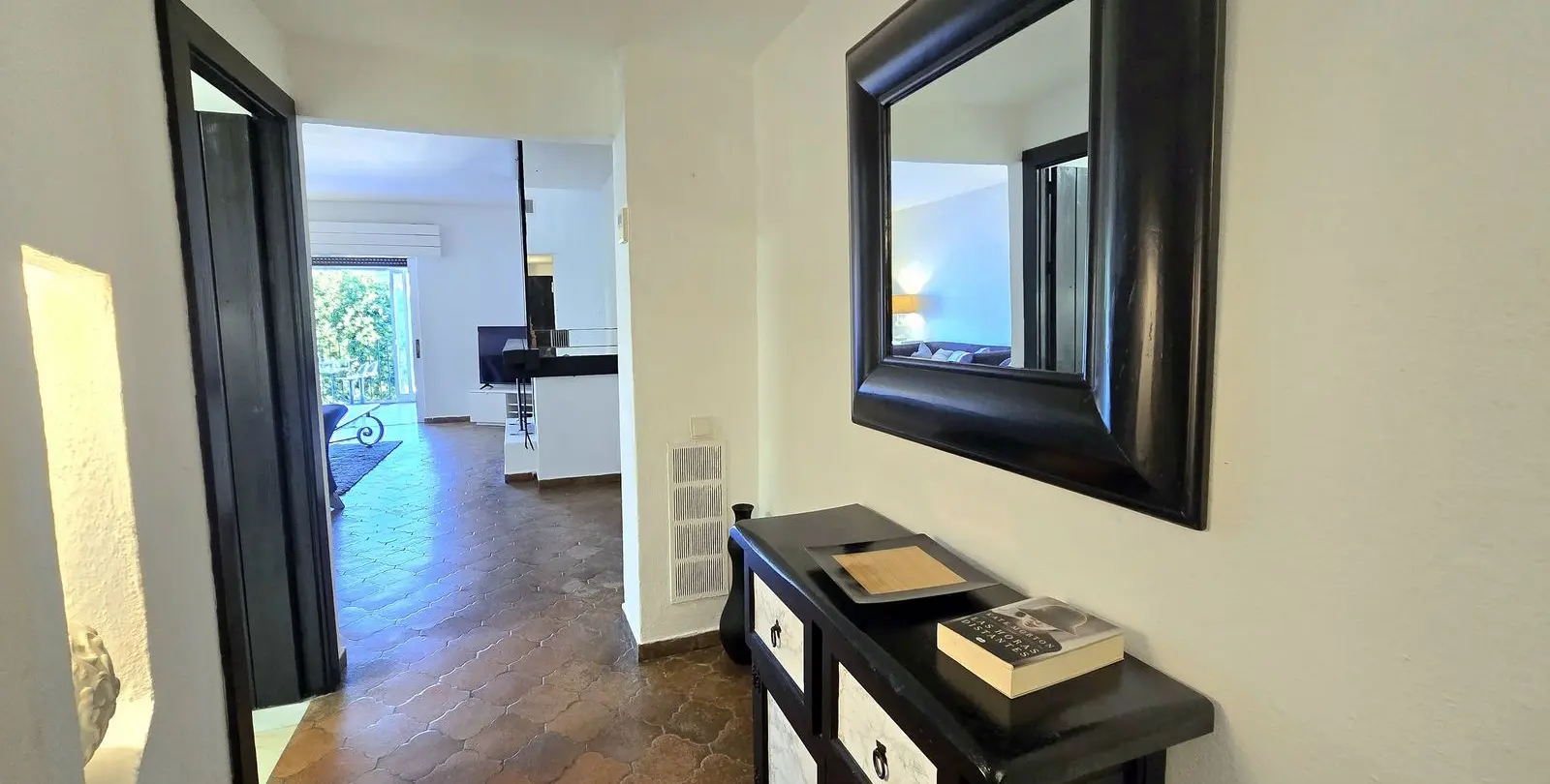 Venta de apartamento en planta media en Puerto Banús 13