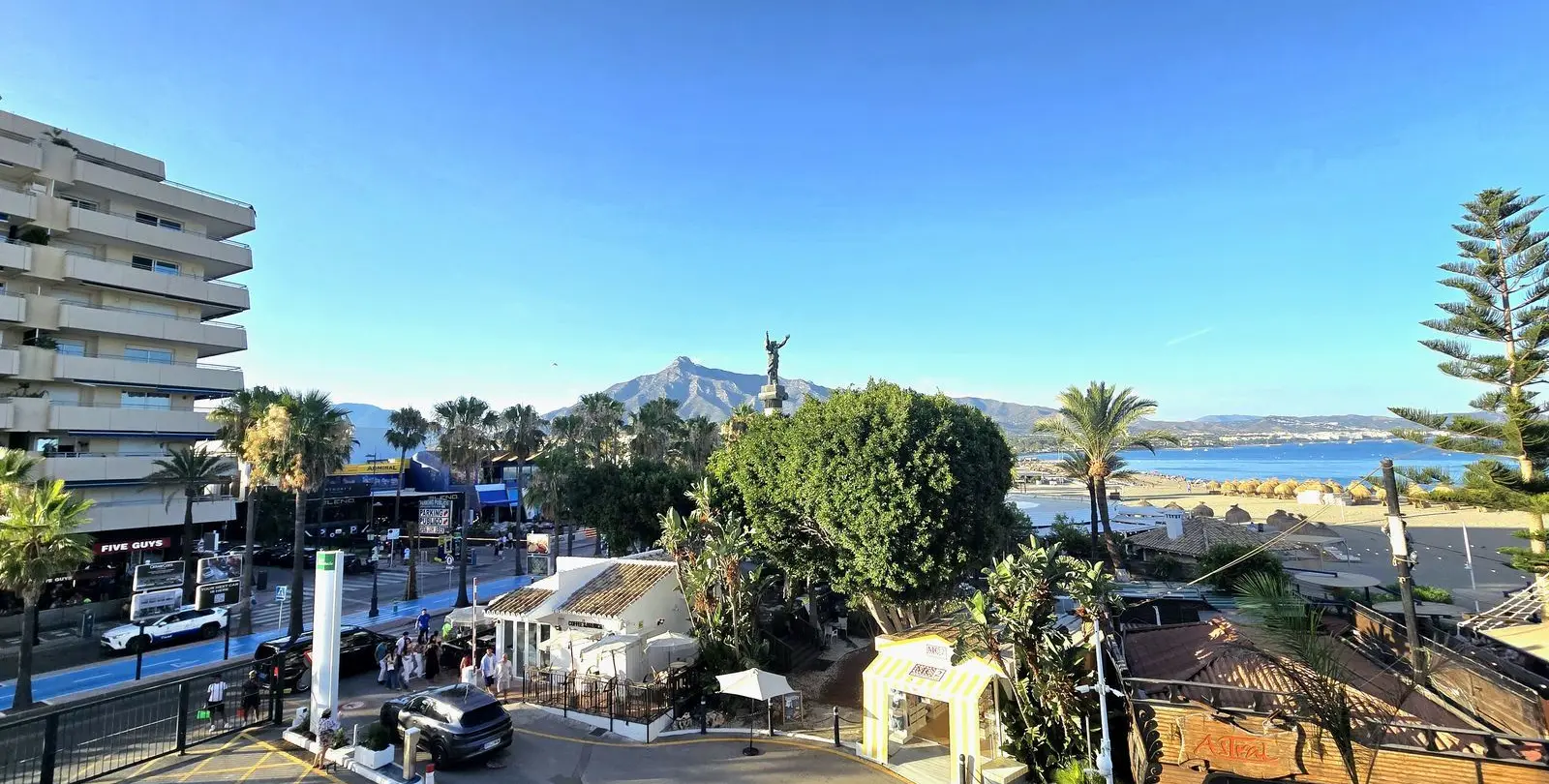 Venta de apartamento en planta media en Puerto Banús 15
