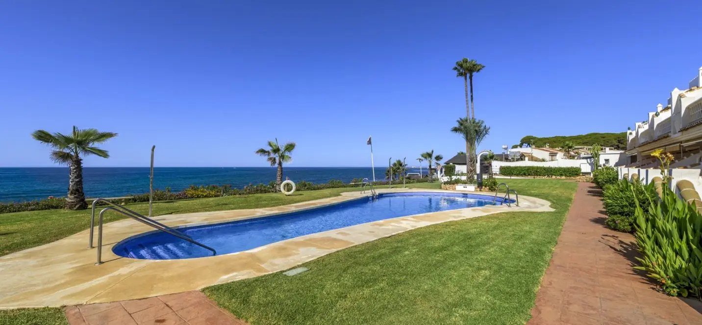 Sale of penthouse in Calahonda 0