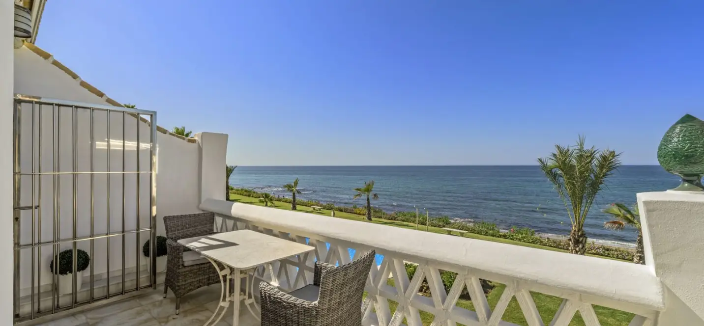 Sale of penthouse in Calahonda 1