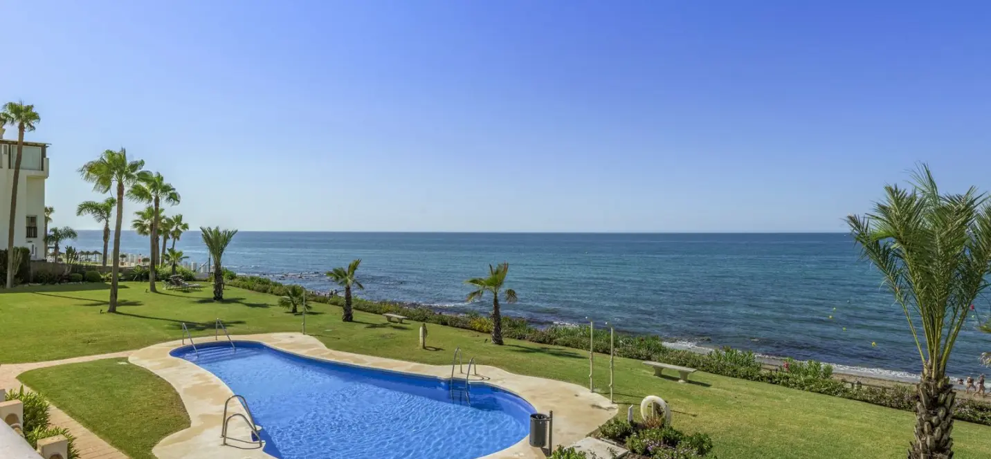 Sale of penthouse in Calahonda 2