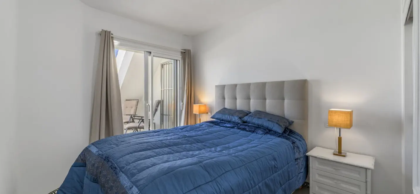 Sale of penthouse in Calahonda 4