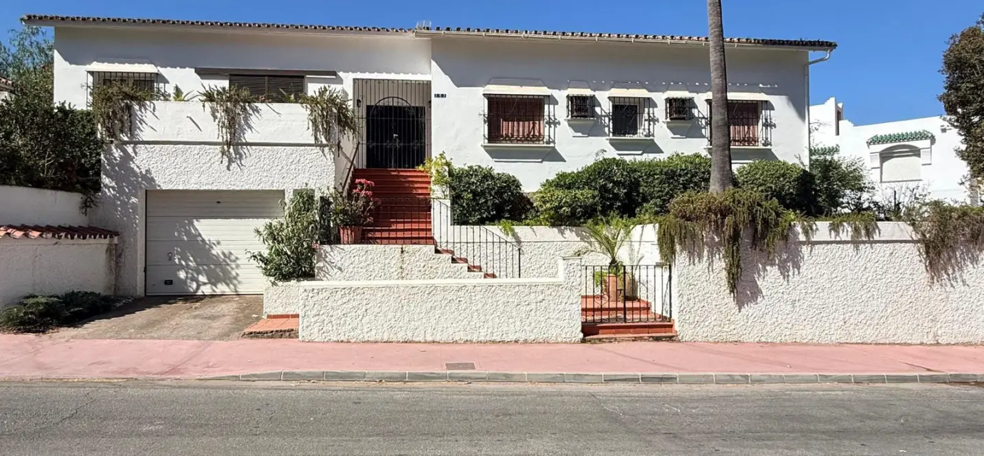 Sale of detached villa in Nueva Andalucía 0