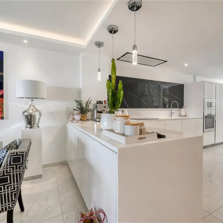 Sale of ground floor apartment in Benahavís