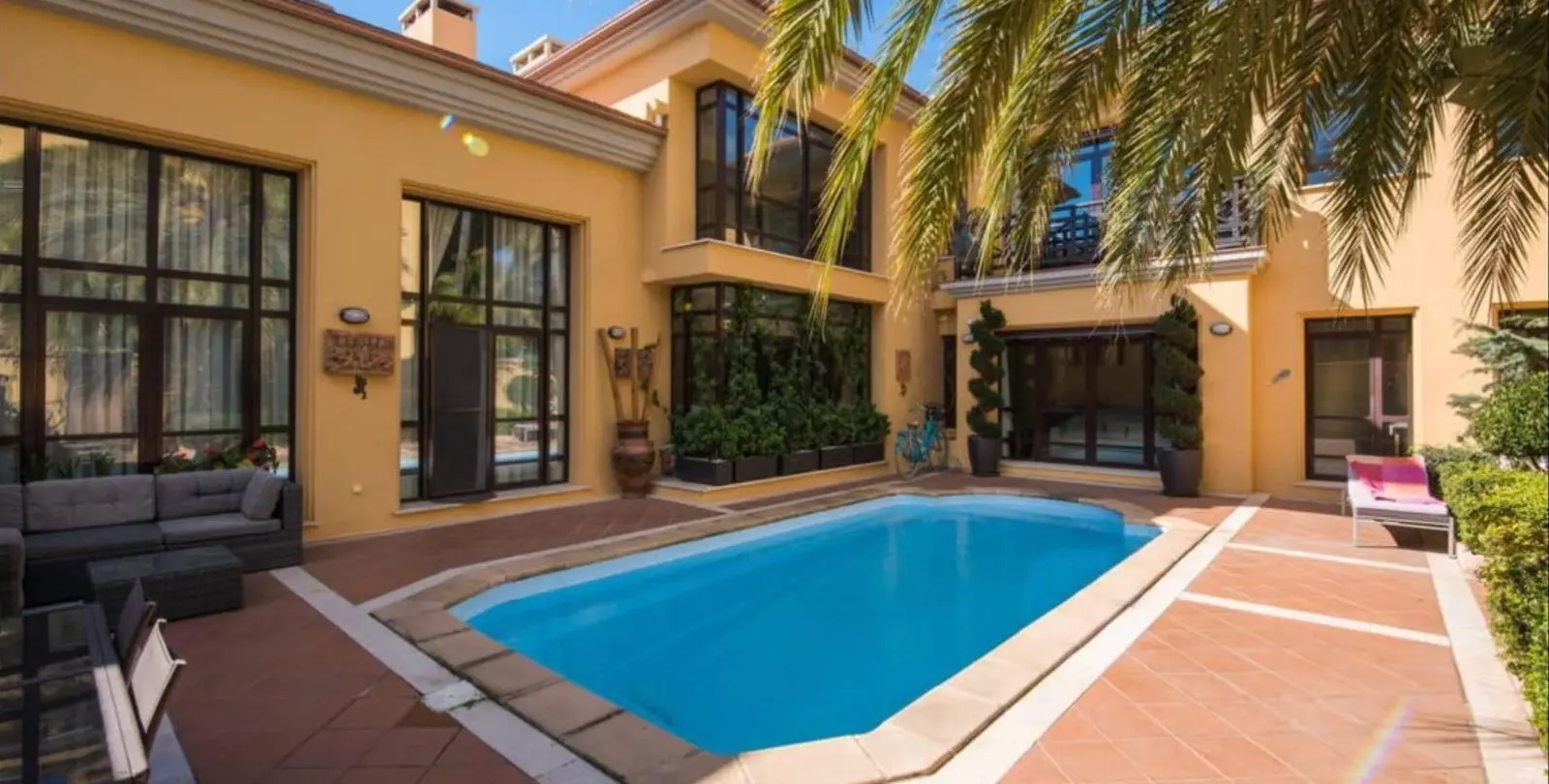 Sale of detached villa in Puerto Banús 1