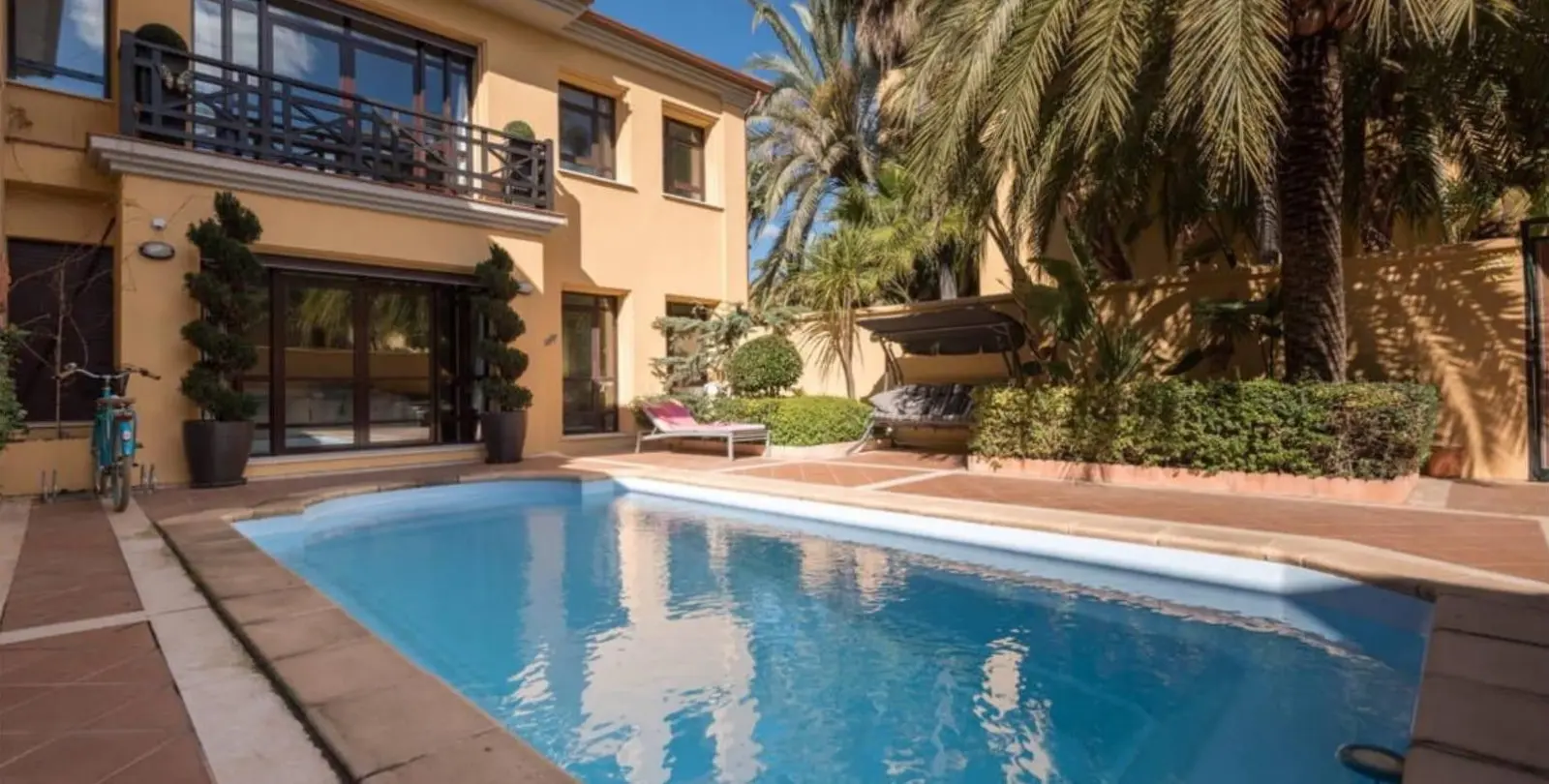 Sale of detached villa in Puerto Banús 28