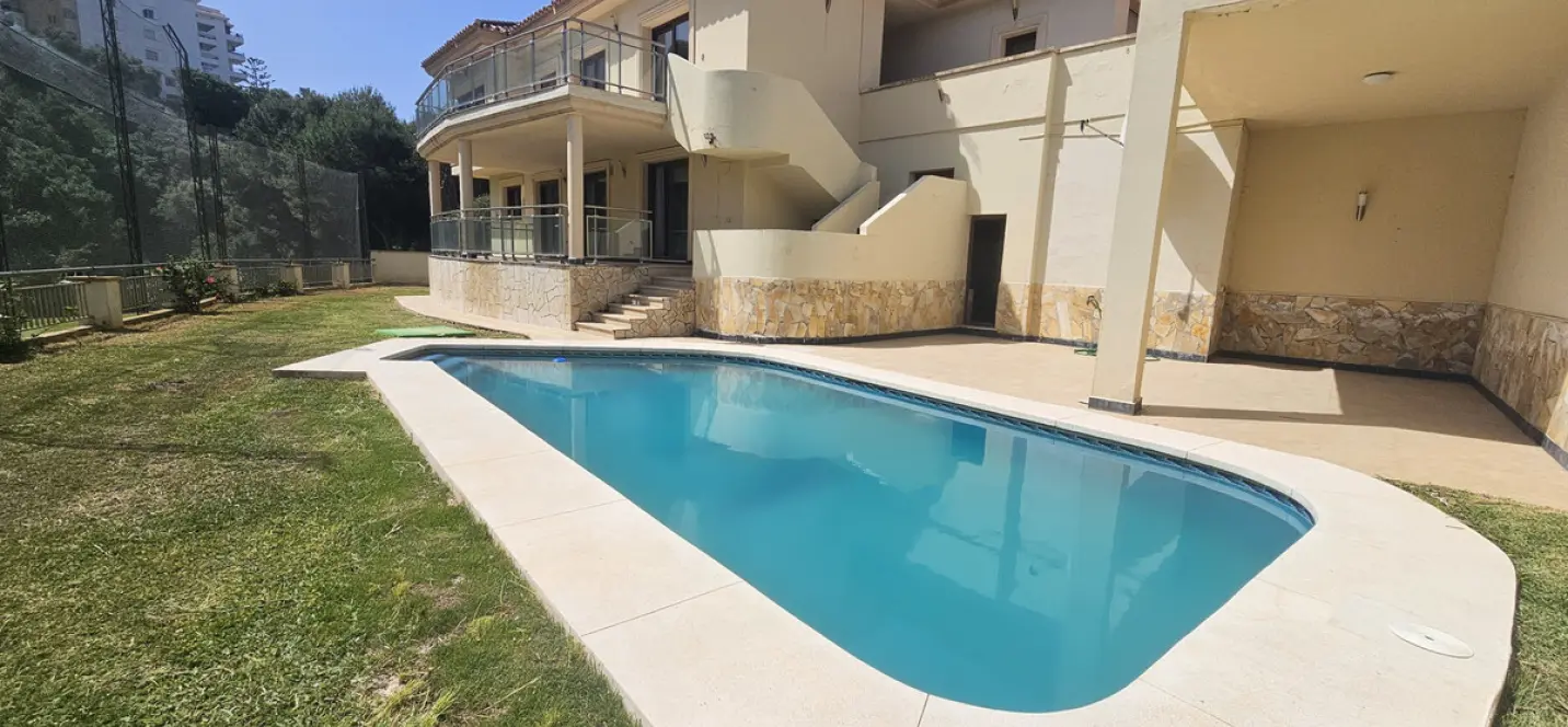 Long-term rent of detached villa in Riviera del Sol 0