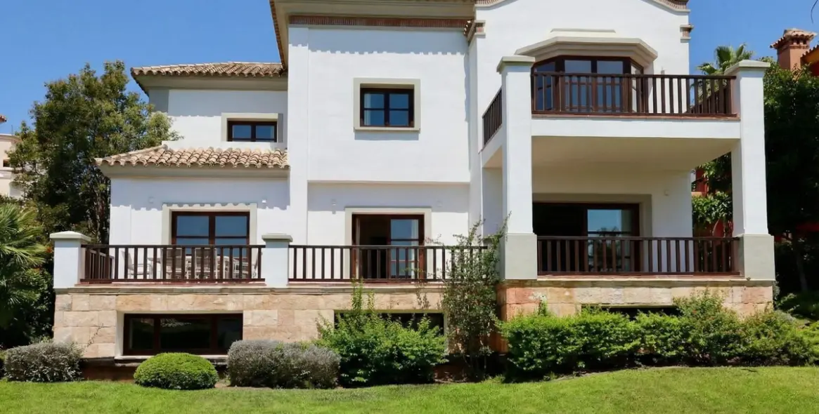 Short-term rent of detached villa in The Golden Mile 2