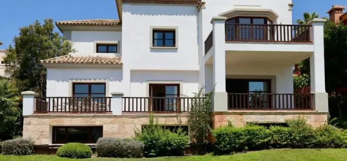 Short-term rent of detached villa in The Golden Mile 1