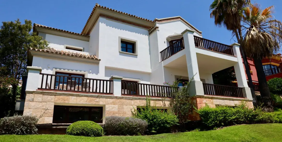 Short-term rent of detached villa in The Golden Mile 5