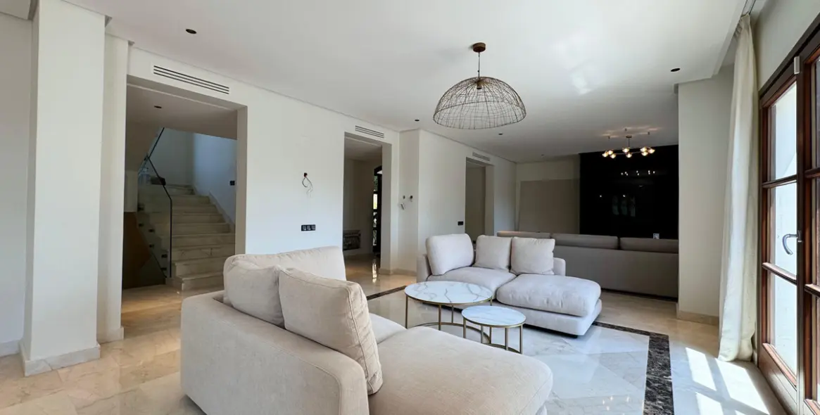 Short-term rent of detached villa in The Golden Mile 14