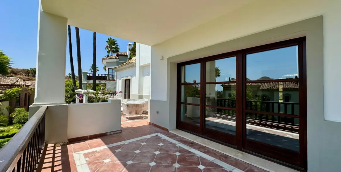 Short-term rent of detached villa in The Golden Mile 16