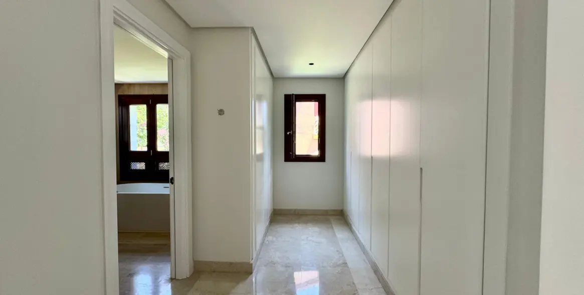 Short-term rent of detached villa in The Golden Mile 21