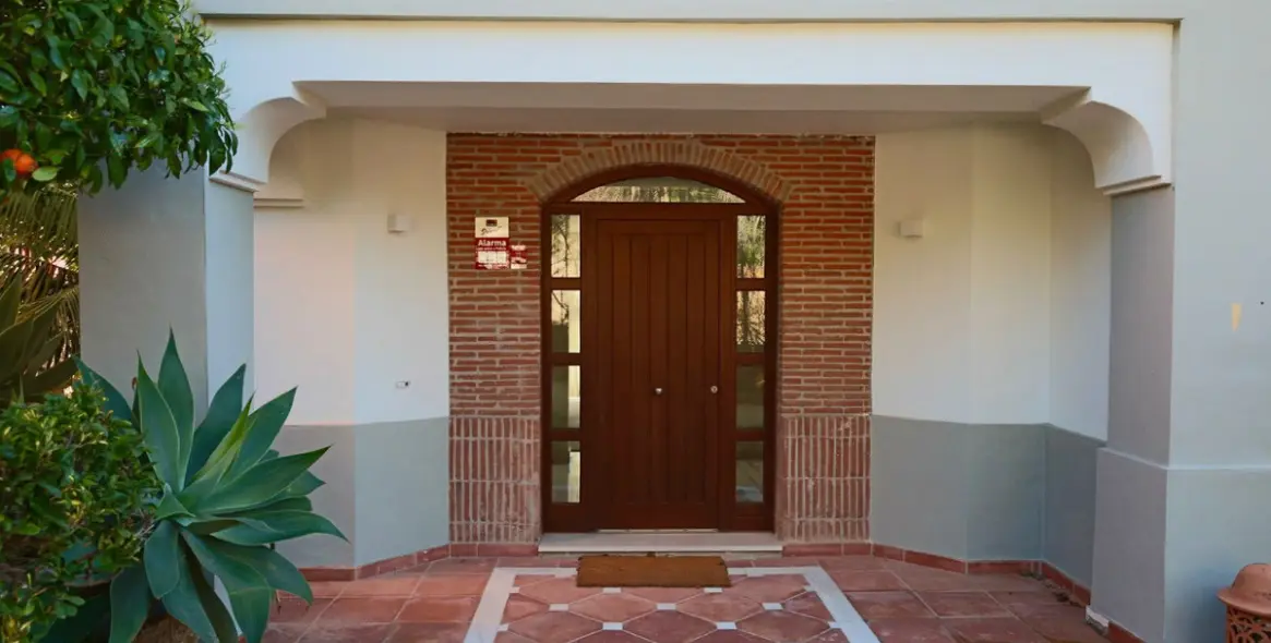 Short-term rent of detached villa in The Golden Mile 69