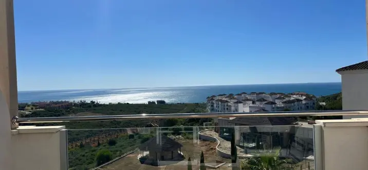 Venta de ático en La Duquesa 0