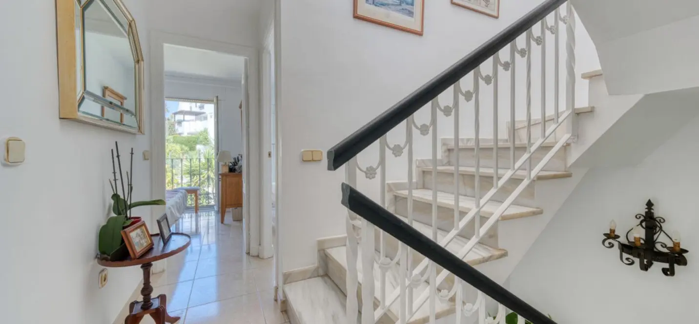 Sale of townhouse in Estepona 2