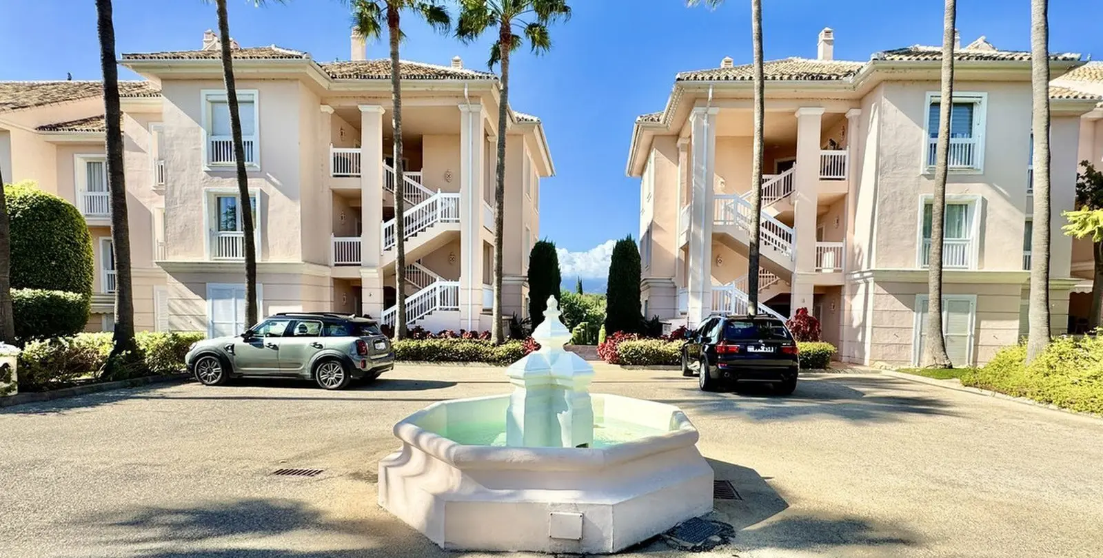 Venta de apartamento en planta media en Los Flamingos 19