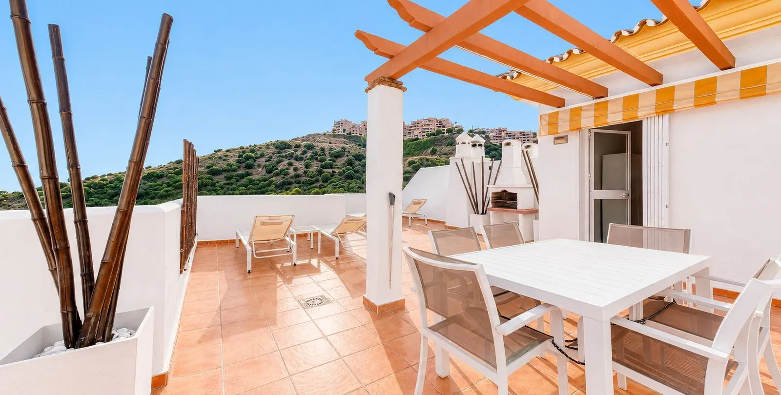 Sale of penthouse duplex in Calahonda 1