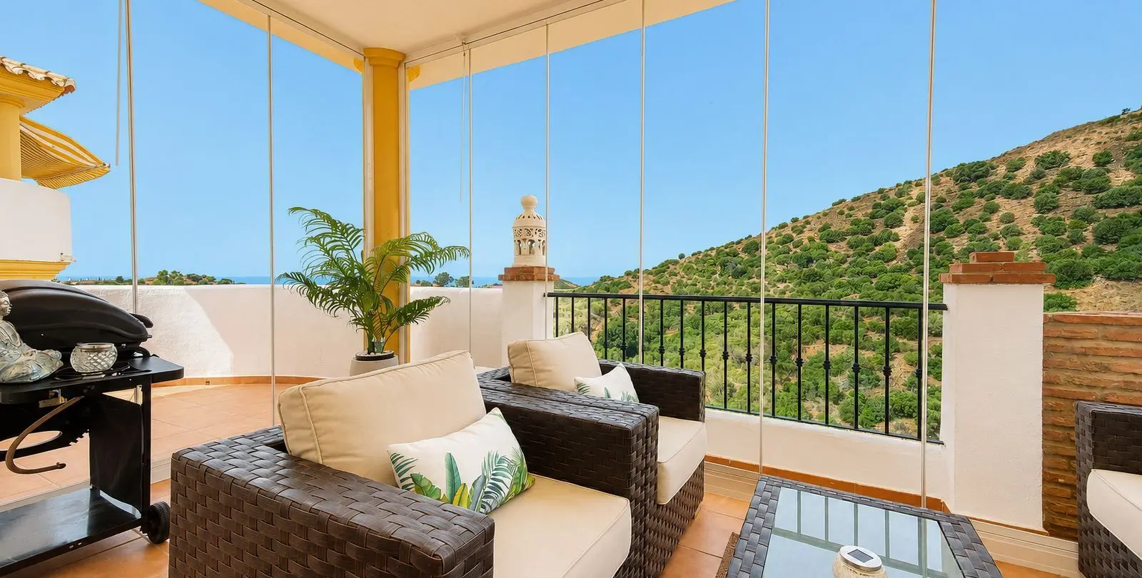 Sale of penthouse duplex in Calahonda 2
