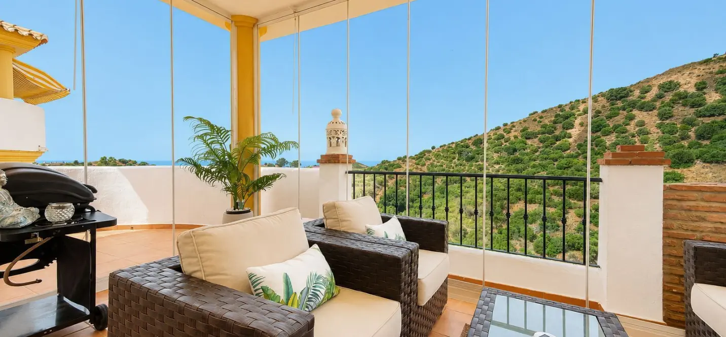 Sale of penthouse duplex in Calahonda 1