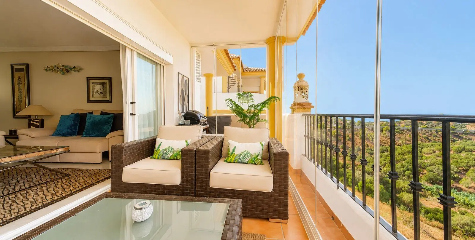 Sale of penthouse duplex in Calahonda 4
