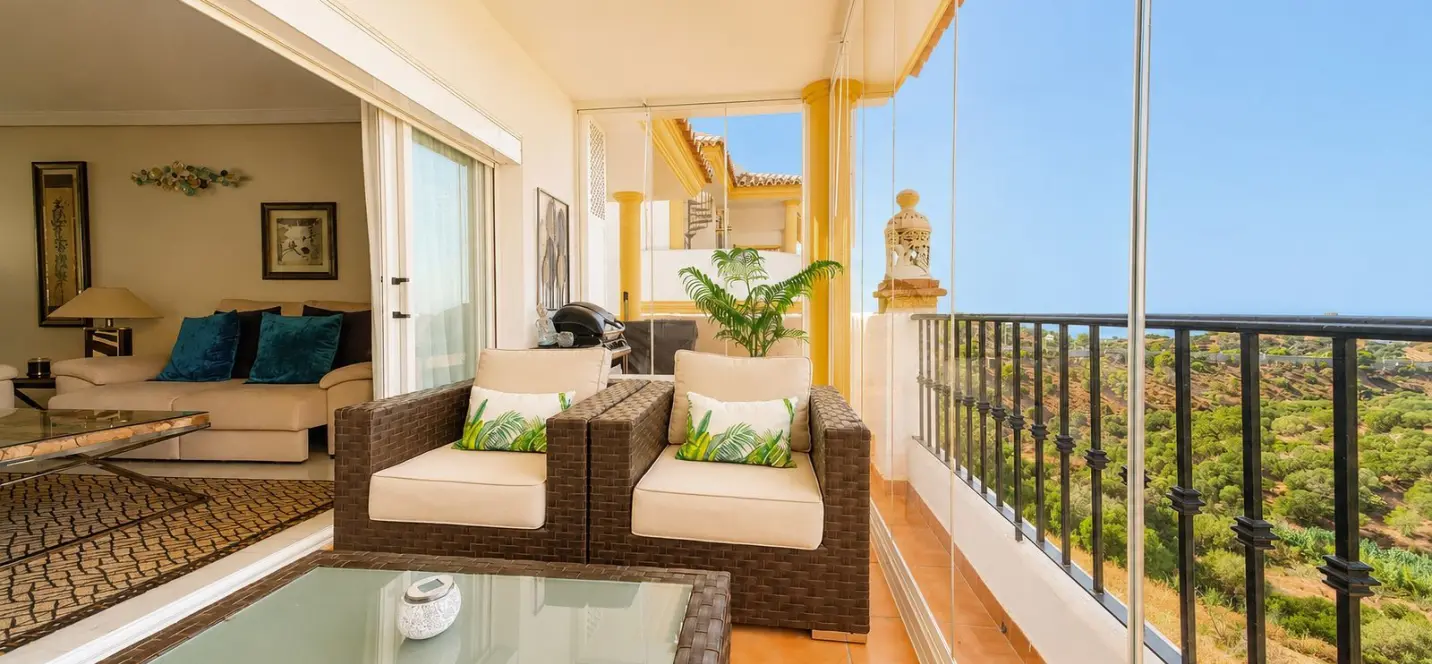 Sale of penthouse duplex in Calahonda 3