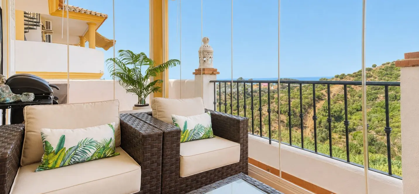 Sale of penthouse duplex in Calahonda 4
