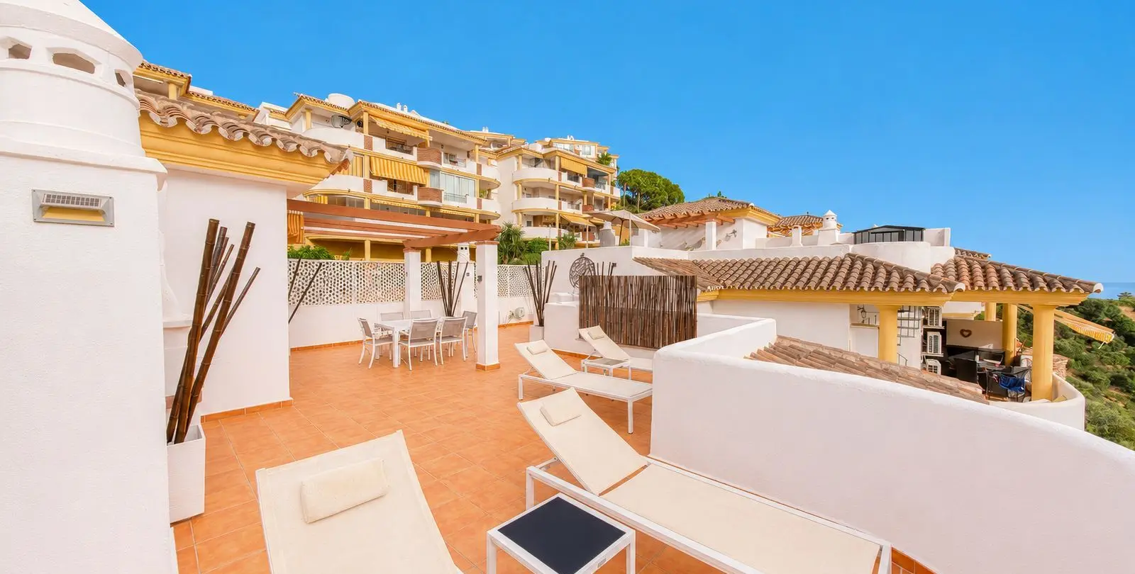 Sale of penthouse duplex in Calahonda 23