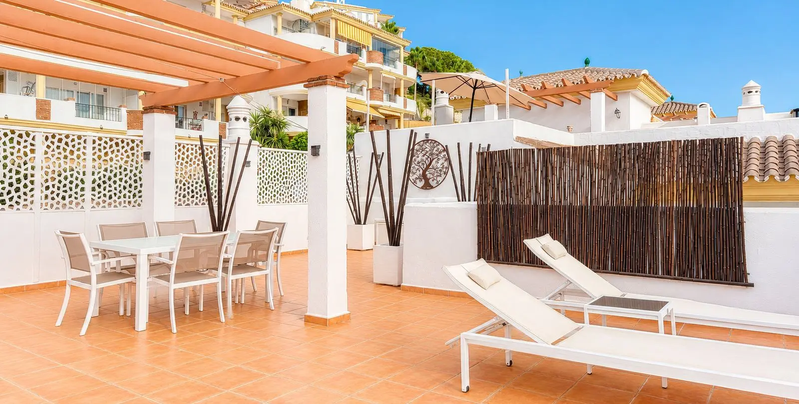 Sale of penthouse duplex in Calahonda 24