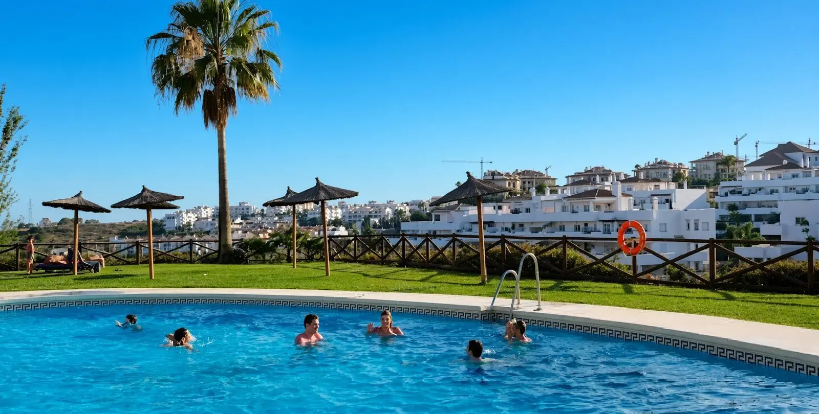 Sale of ground floor apartment in Estepona 1
