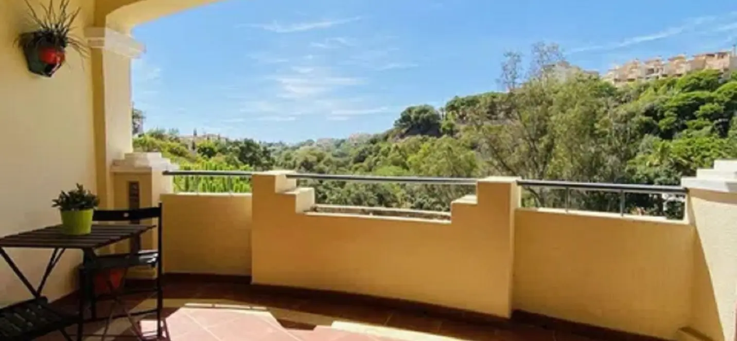 Sale of ground floor apartment in Elviria 0