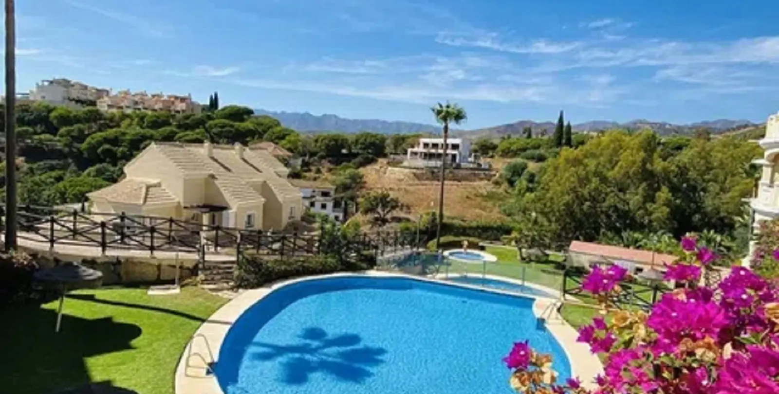 Sale of ground floor apartment in Elviria 3