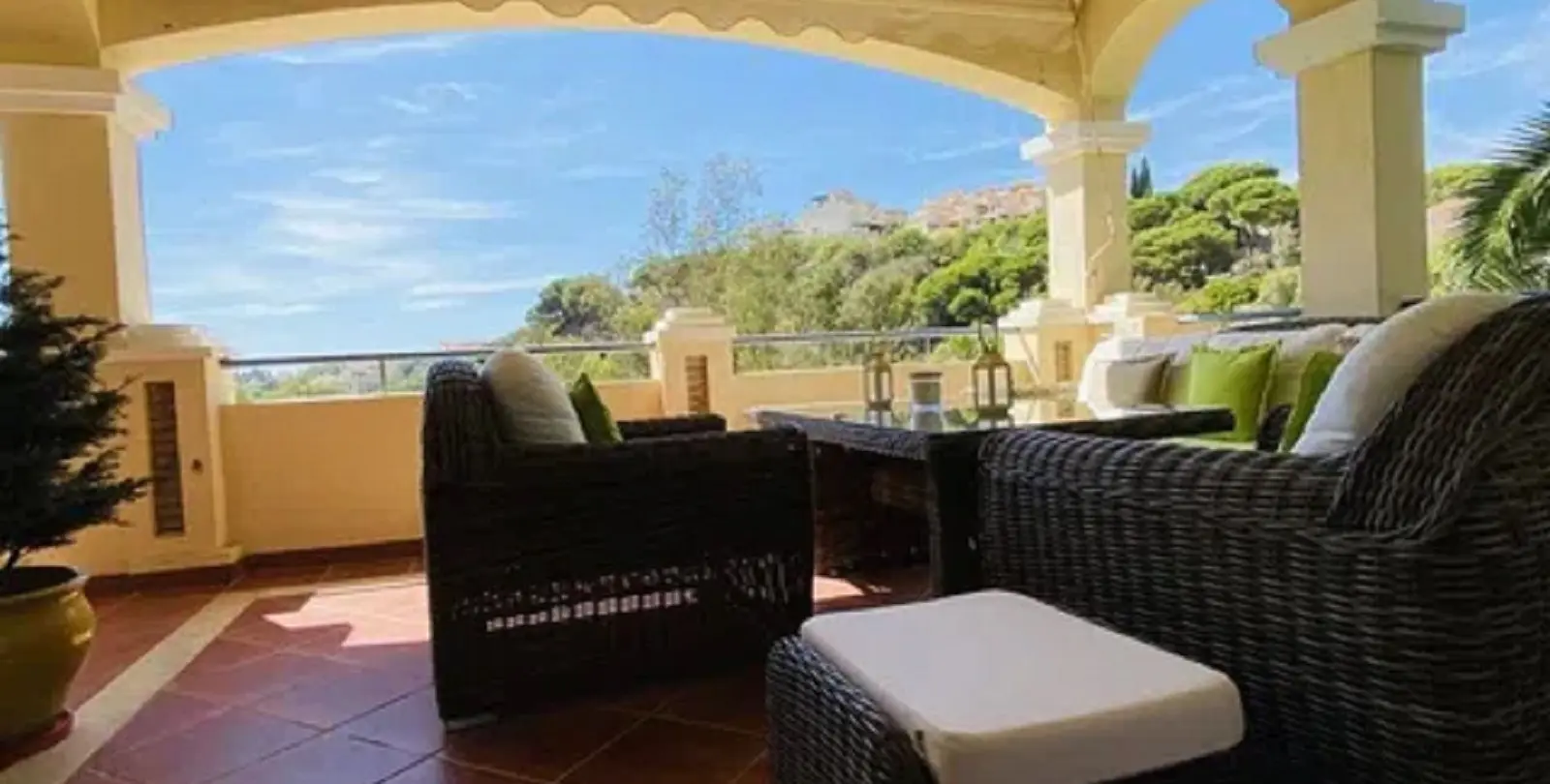 Sale of ground floor apartment in Elviria 23