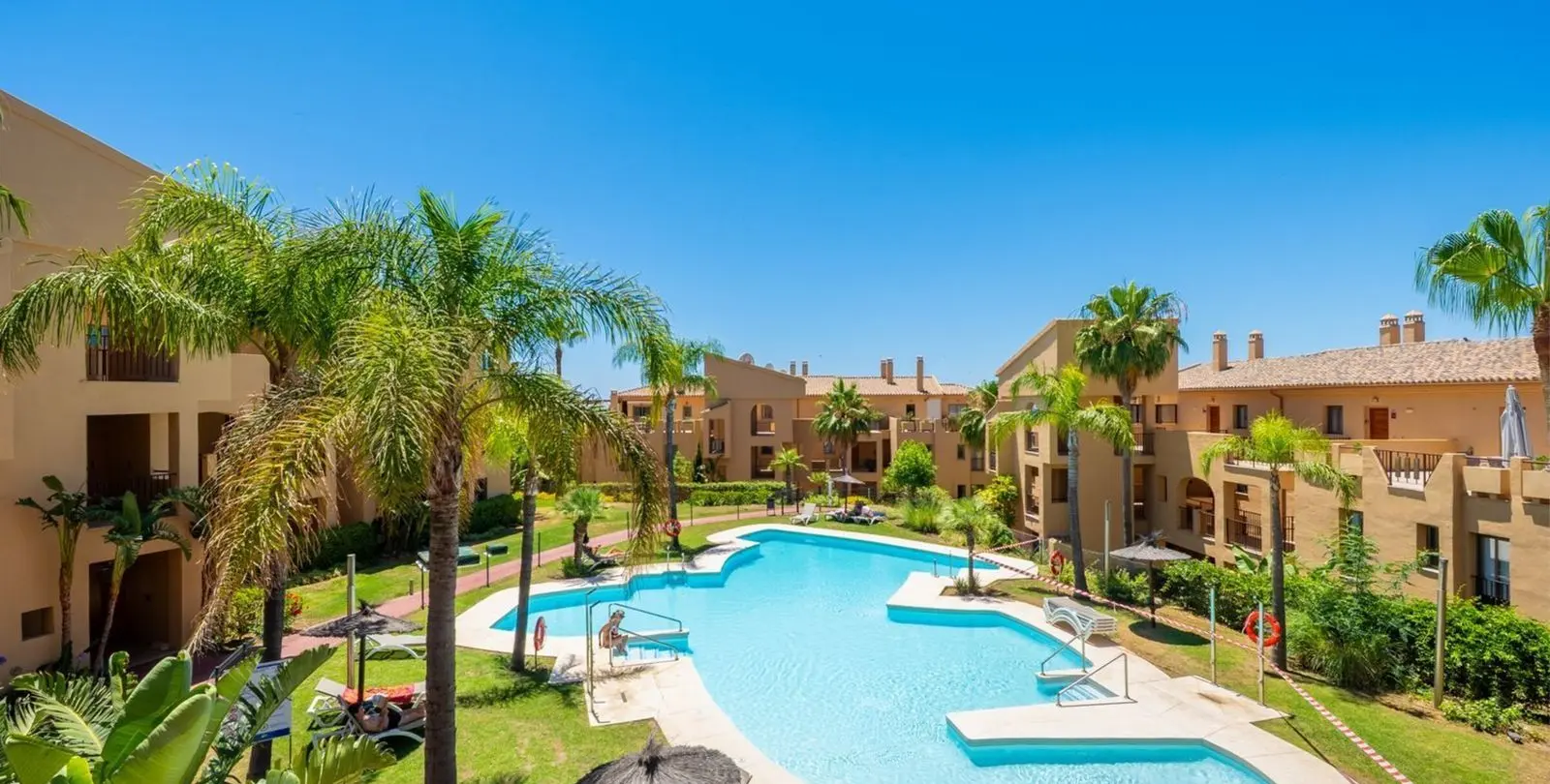 Sale of ground floor apartment in El Paraiso 2