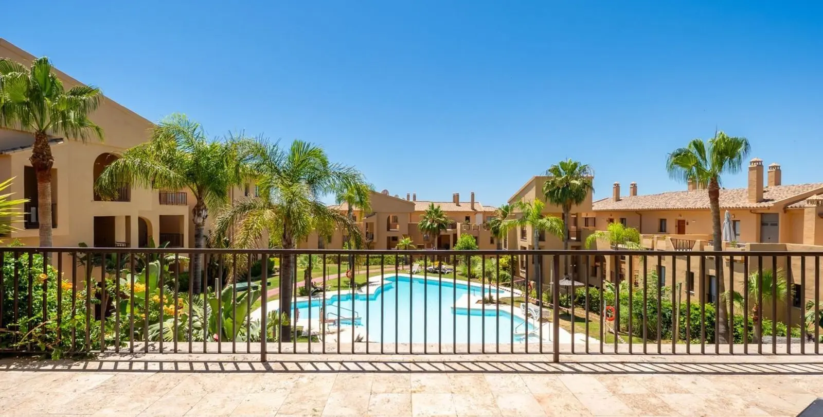 Sale of ground floor apartment in El Paraiso 3