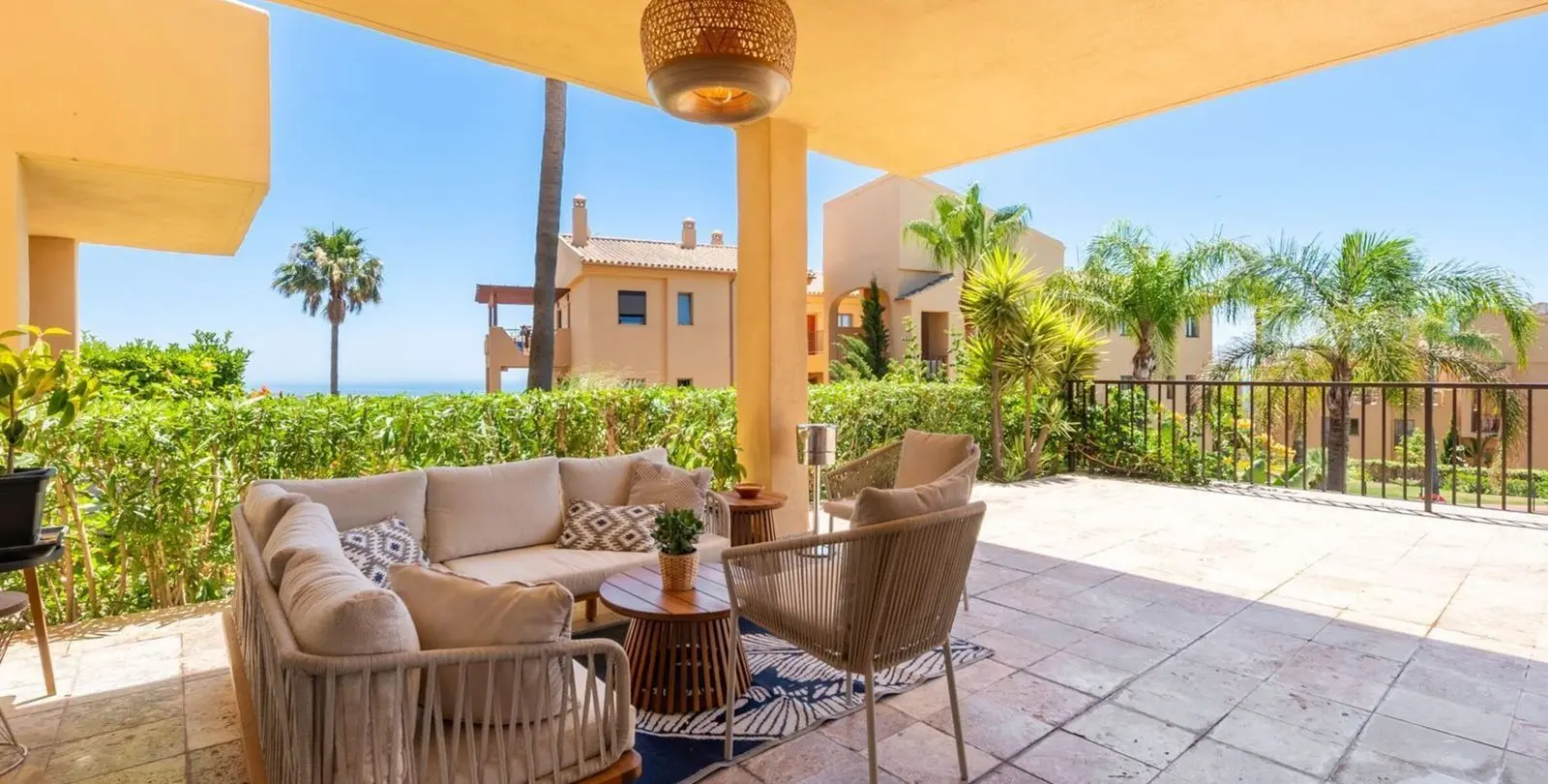 Sale of ground floor apartment in El Paraiso 8